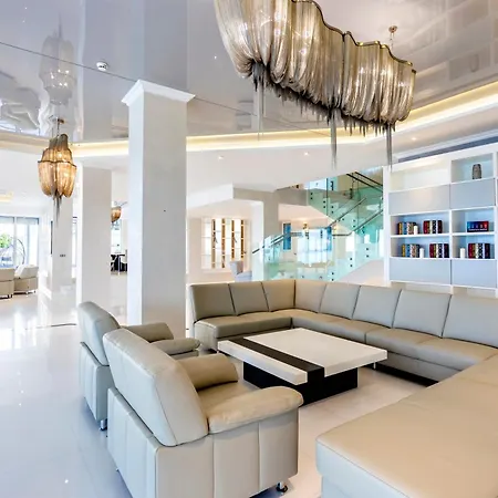 The Luxury فيلة